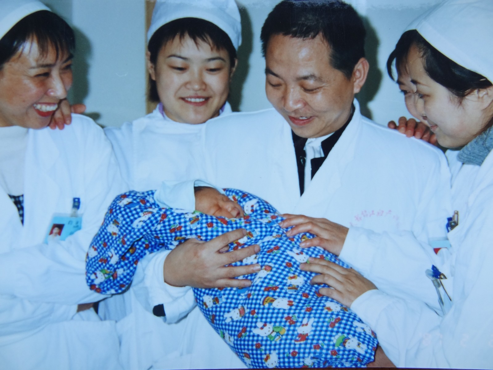 在2001年12月21日，我院第一例试管患者鲜胚移植成功，并顺利产下一名男婴