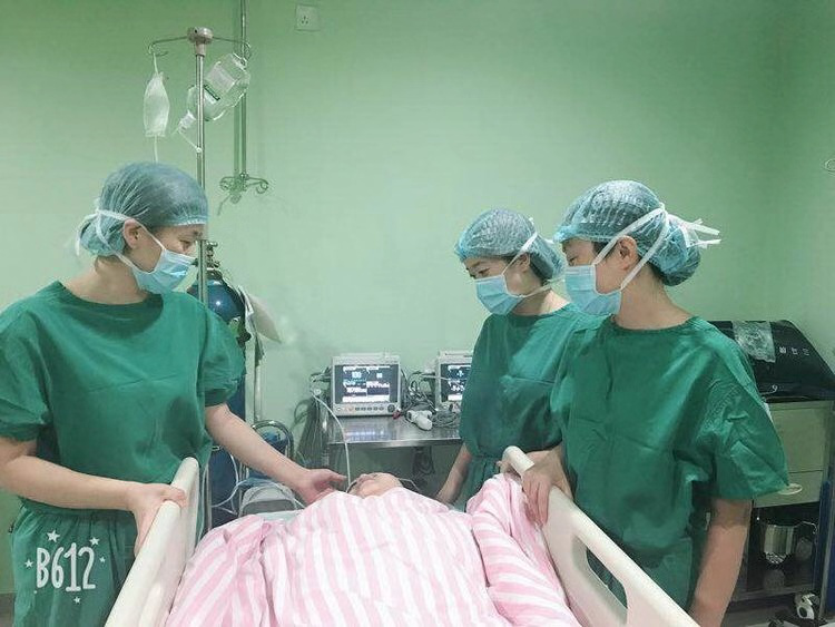 手术医生关怀单孔腹腔镜术后患者