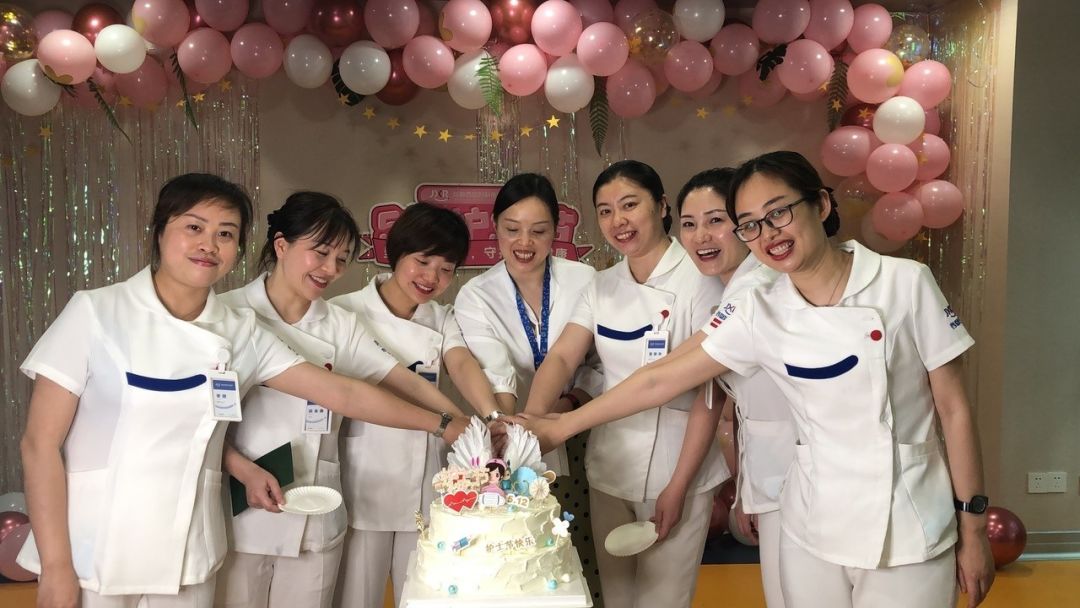 512国际护士节致敬“最美的天使”庆祝会 集体切蛋糕