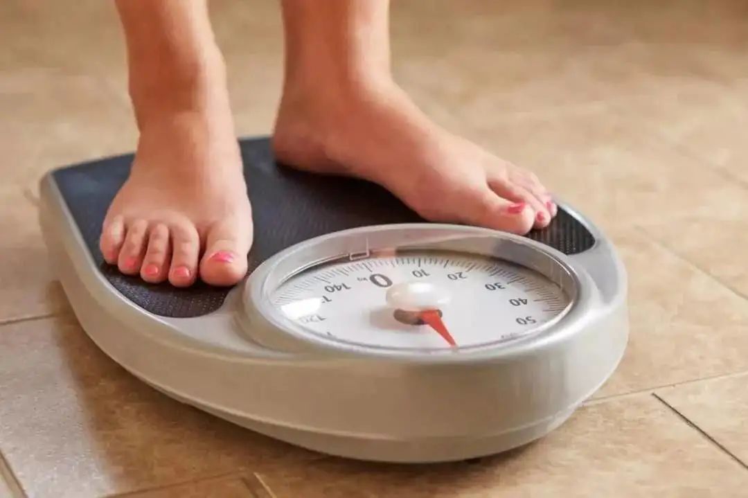 体重指数(BMI,等于体重/身高的平方)超过 30 ，那么就是严重超重 —— 肥胖;相反如果低于 18.5 ，就是体重过轻