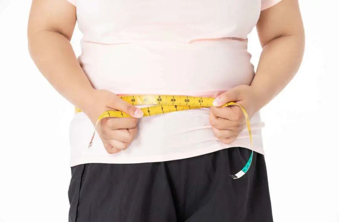 胰岛素抵抗引起肥胖，肥胖加重胰岛素抵抗