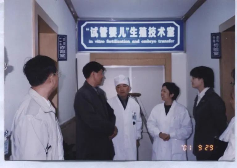 2000年，锦欣成立了生殖中心  开始引进辅助生殖技术  锦欣深谙，这会是终其一生都要坚守的事业