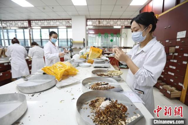 近日，四川省雅安市的天全县中医医院的门诊中药房中，医务工作者正在抓药。王磊摄