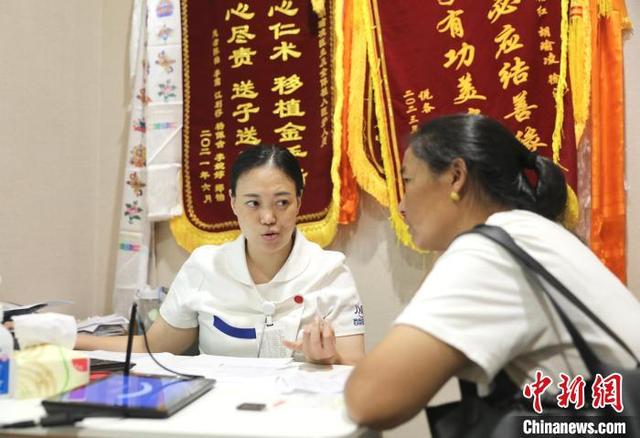 近日，位于四川成都的锦欣西囡妇女儿童医院的石榴籽示范科室，护士且沙么此扎正在与患者沟通。王磊摄