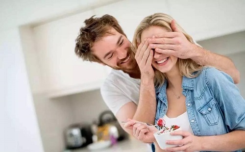 一旦双方缺乏相处的时间和相互的关心,婚姻关系就极有可能在毫无意识下不知不觉中衰竭而死