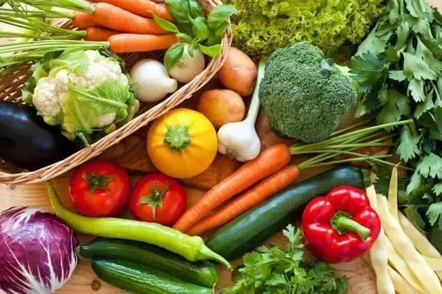 全麦面包、芹菜、胡萝卜、白薯、土豆、豆芽、菜花等各种新鲜蔬菜水果中都含有丰富的膳食纤维