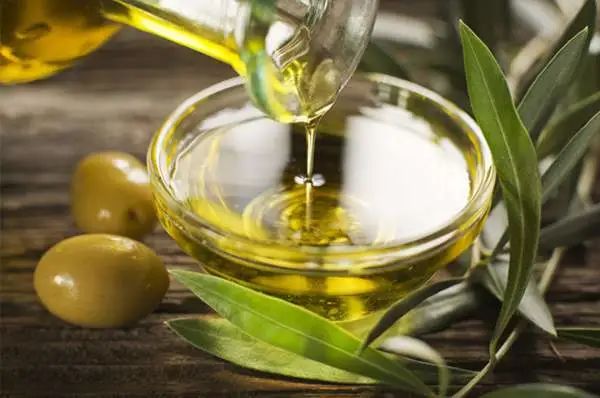 地中海饮食相比西方传统的使用黄油烹饪，多用橄榄油，橄榄油中就富含不饱和脂肪酸。