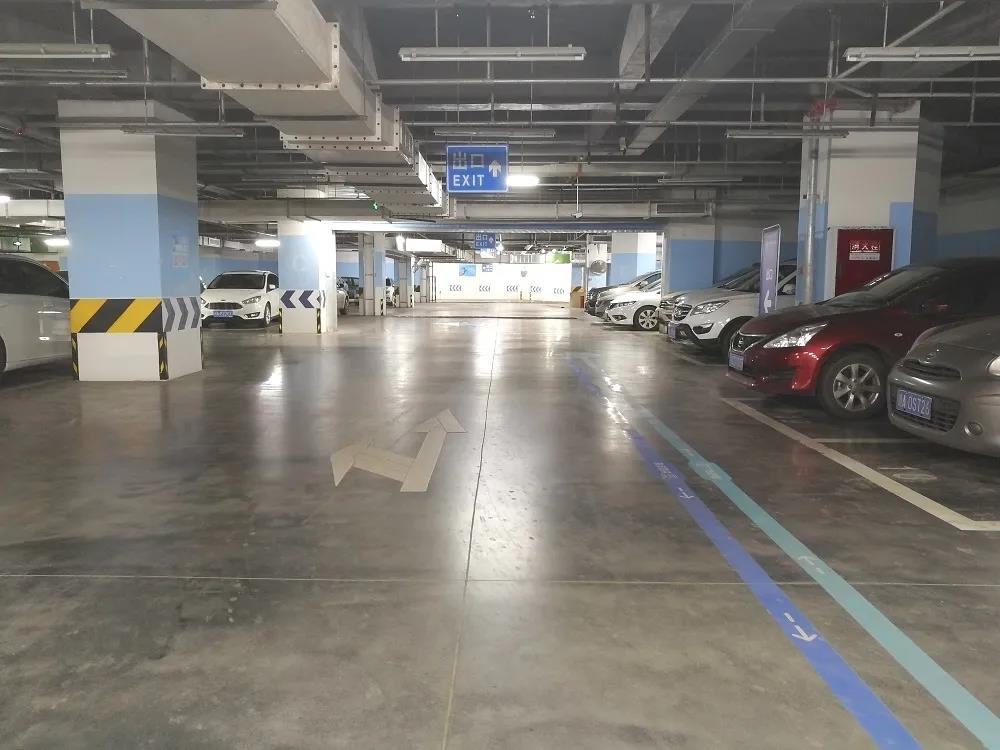 我们设立了专门的地下停车场，超600个车位让大家就诊无忧哈~