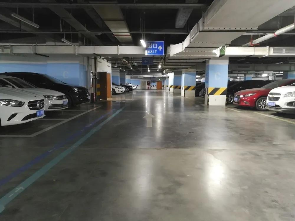 我们设立了专门的地下停车场，超600个车位让大家就诊无忧哈~