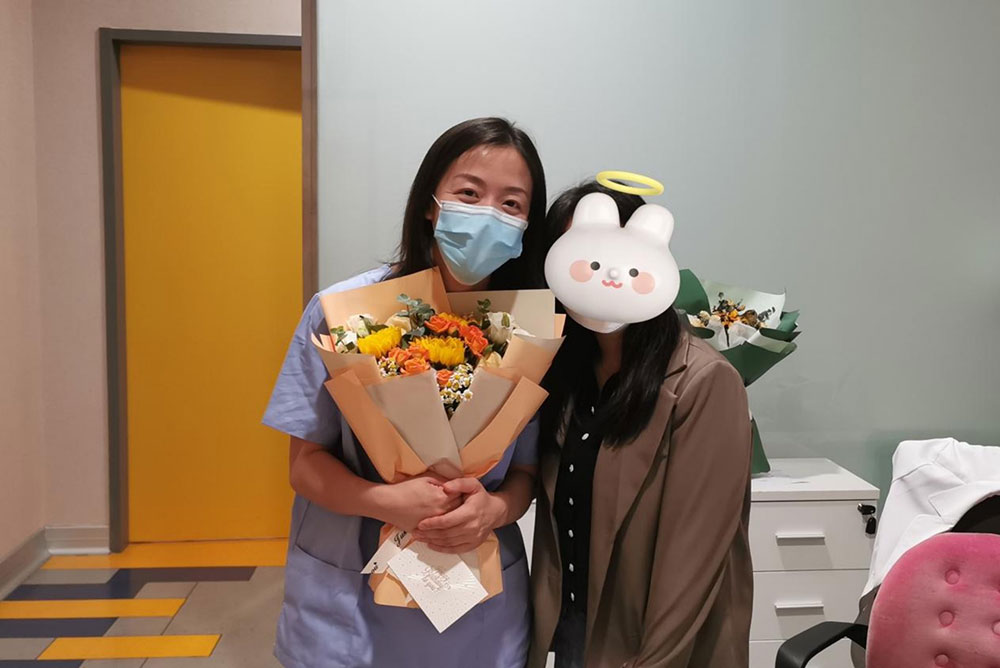 确认怀孕后，患者与李莹星医生合影