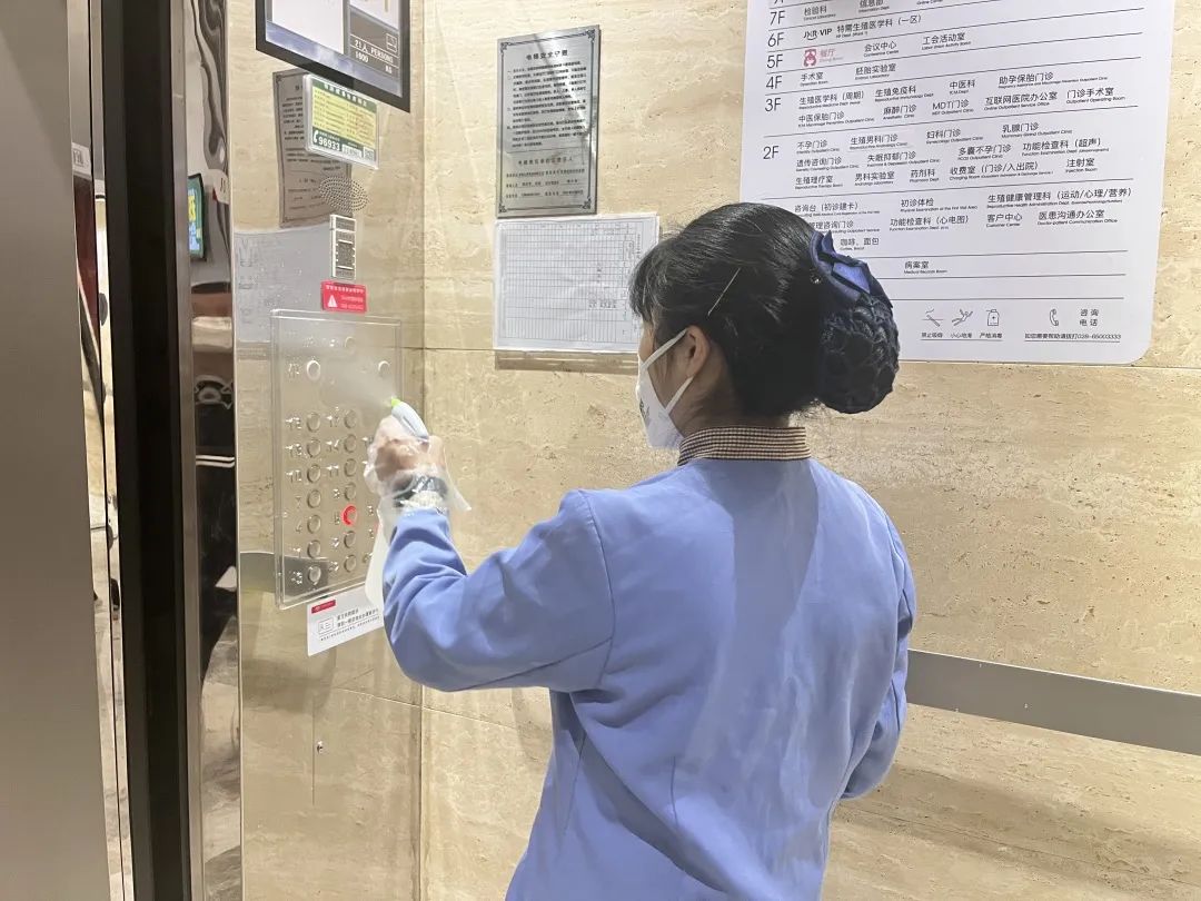  院内随时消毒   保障大家安心就诊