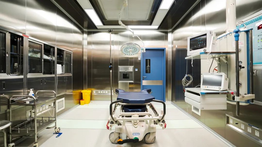 美国进口Hill-Room P8050电动手术床，从手术开始至复苏室恢复期间，移床不移人，手术全程更安全。减少移植胚胎后移动，移植手术后更安心。