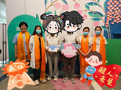 在父亲节夫妇俩特别送来哈达感谢胡瑜凌医生团队  帮他们实现当父母的愿望