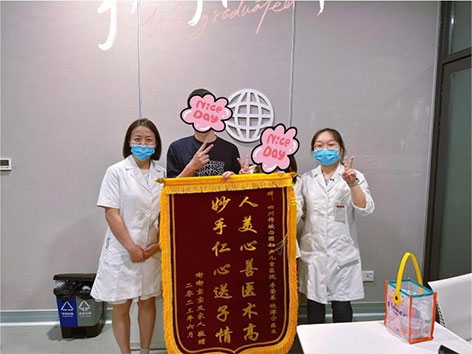 7月移植成功好孕，现已诞下囡宝，夫妇特地来院感谢李莹星医生团队