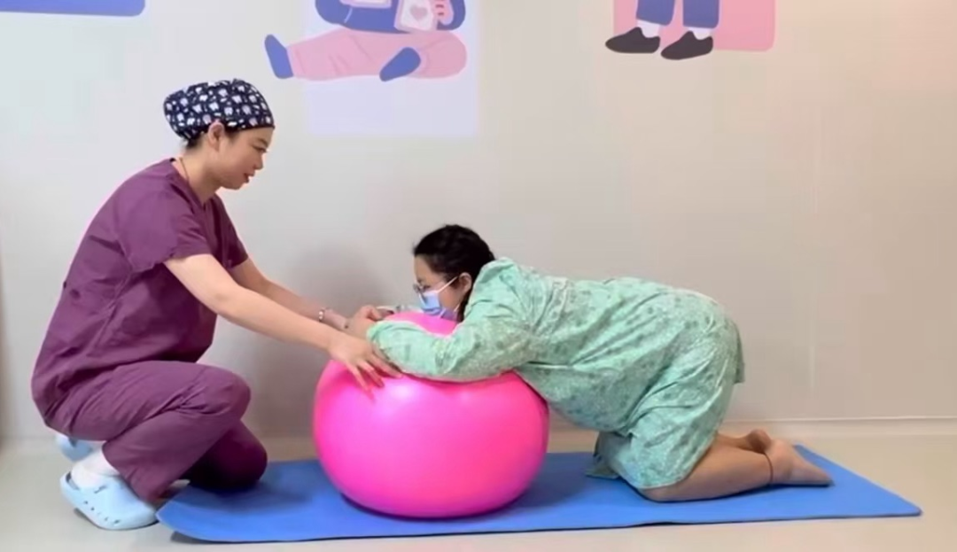 芳香分娩中,经过严格筛选的天然植物精油,通过扩散释放舒缓香气,在改善产房氛围的同时,有效调节产妇神经内分泌系统,让分娩过程充满自然疗愈的力量。