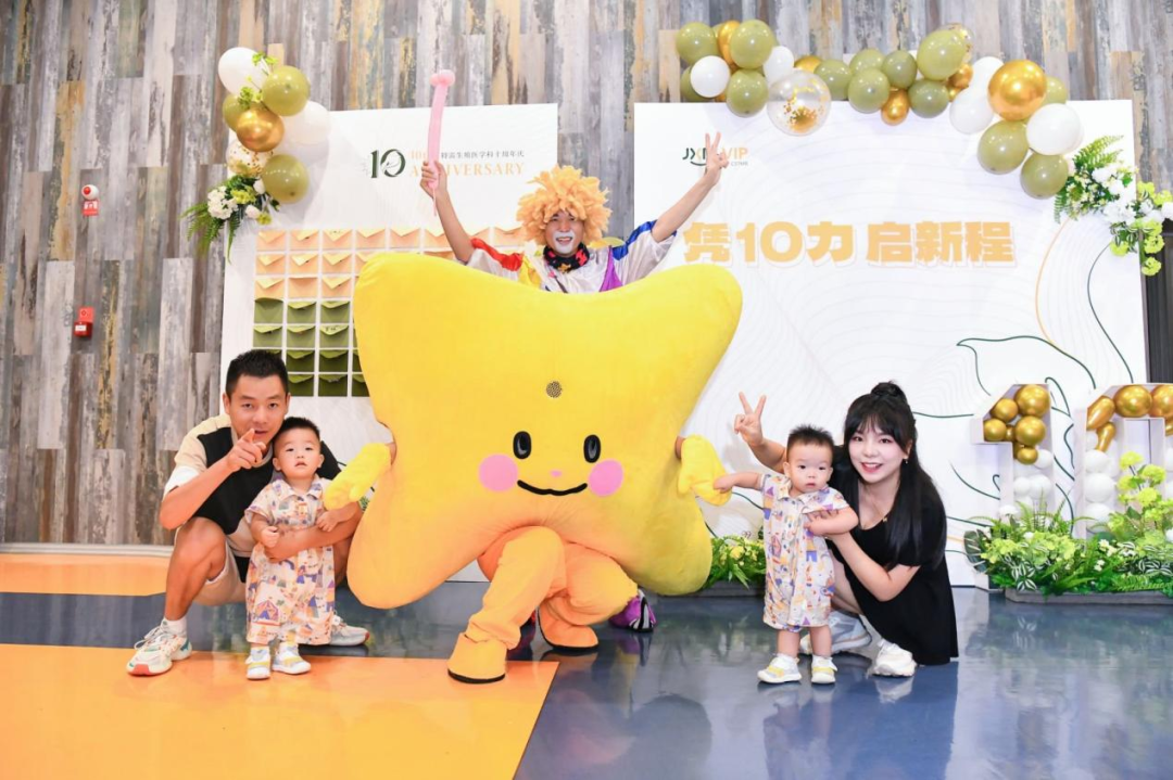 12组曾在特需圆梦的家庭重返医院,与医护团队、院领导共同见证十年医路征程,用爱与希望点亮生命新篇章