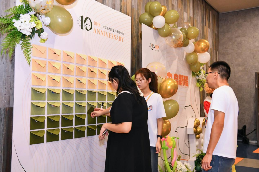 12组曾在特需圆梦的家庭重返医院,与医护团队、院领导共同见证十年医路征程,用爱与希望点亮生命新篇章