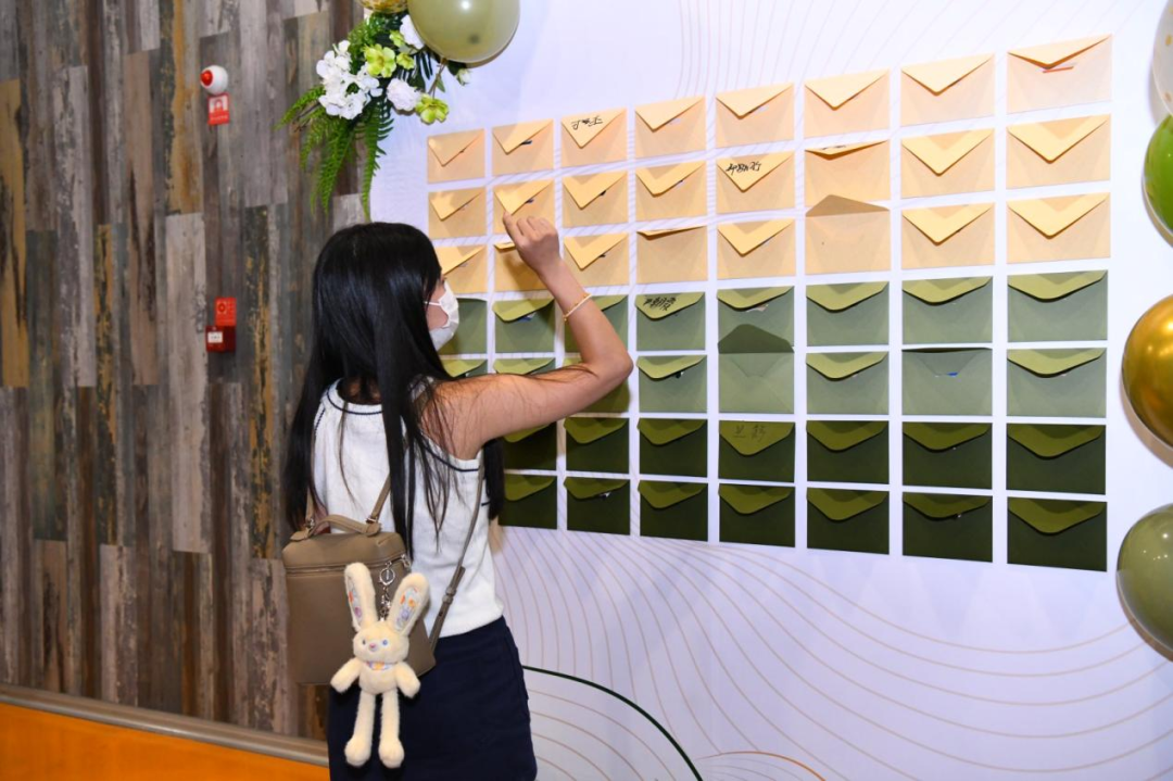 12组曾在特需圆梦的家庭重返医院,与医护团队、院领导共同见证十年医路征程,用爱与希望点亮生命新篇章