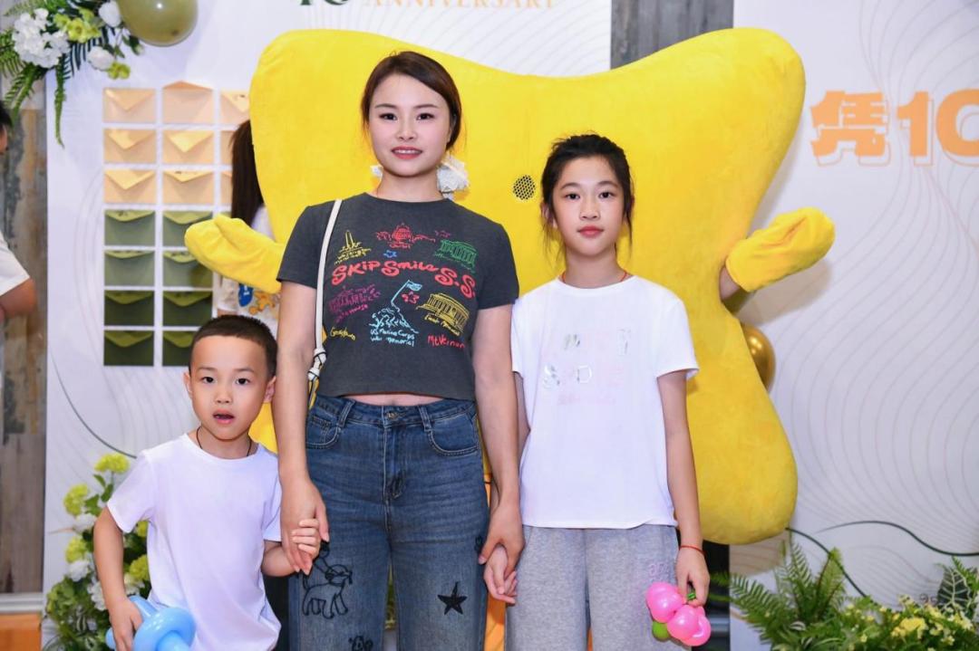 12组曾在特需圆梦的家庭重返医院,与医护团队、院领导共同见证十年医路征程,用爱与希望点亮生命新篇章