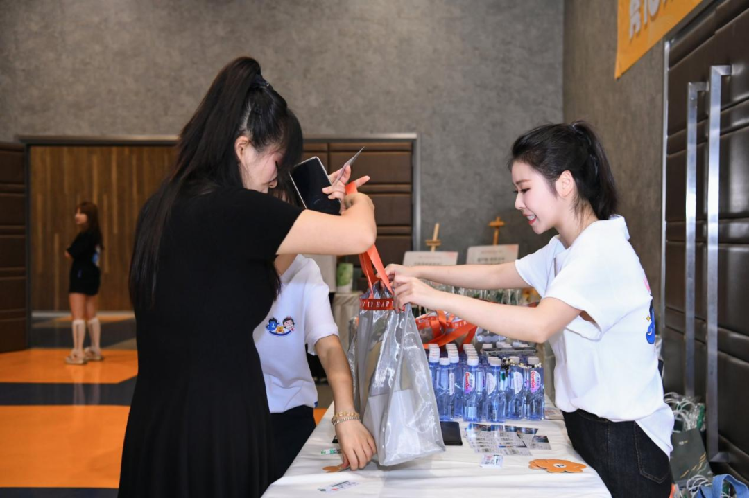 12组曾在特需圆梦的家庭重返医院,与医护团队、院领导共同见证十年医路征程,用爱与希望点亮生命新篇章