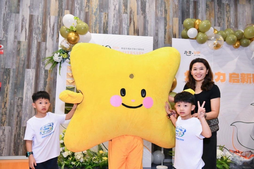 12组曾在特需圆梦的家庭重返医院,与医护团队、院领导共同见证十年医路征程,用爱与希望点亮生命新篇章