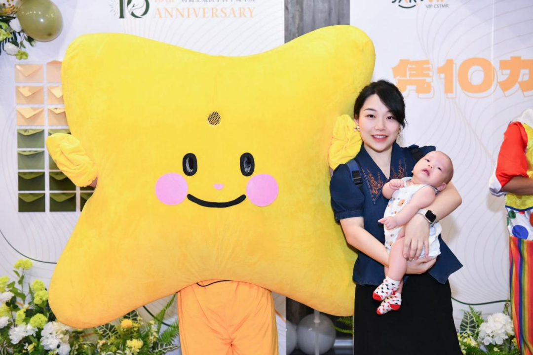 12组曾在特需圆梦的家庭重返医院,与医护团队、院领导共同见证十年医路征程,用爱与希望点亮生命新篇章