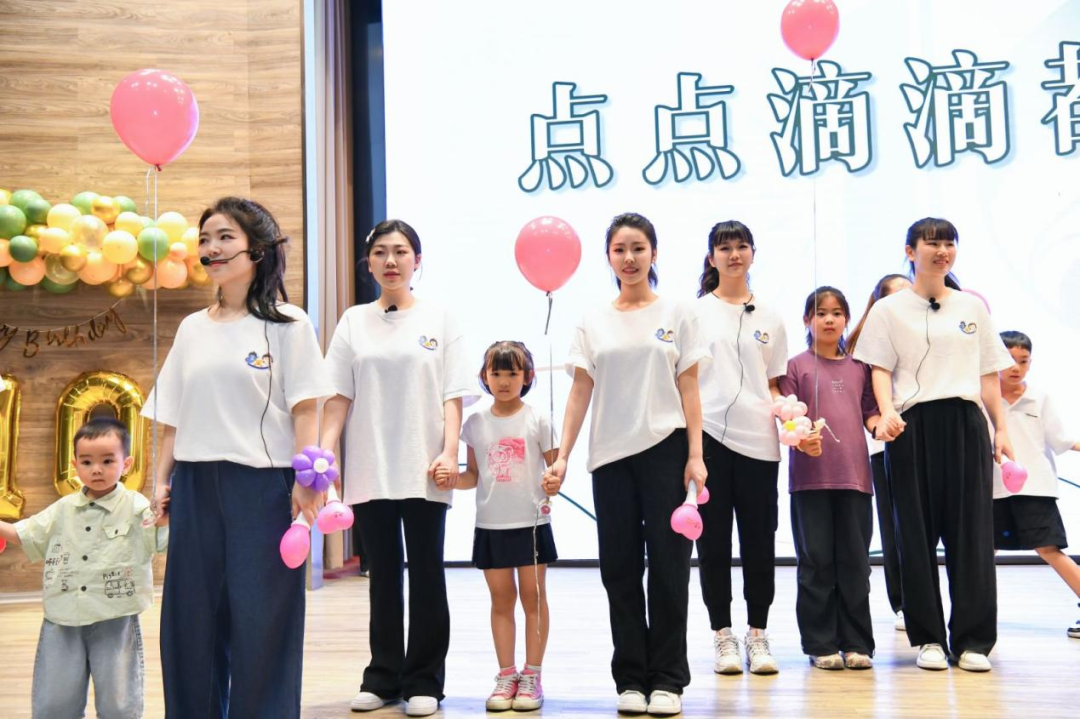 活动现场,参与家庭带来了萌趣十足的T台秀表演,孩子们天真可爱的模样赢得了阵阵掌声。科空员工也准备了大合唱节目,用歌声表达对科室十年历程的祝福和对未来美好的期待