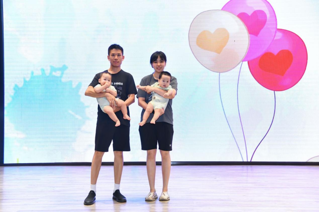 活动现场,参与家庭带来了萌趣十足的T台秀表演,孩子们天真可爱的模样赢得了阵阵掌声。科空员工也准备了大合唱节目,用歌声表达对科室十年历程的祝福和对未来美好的期待