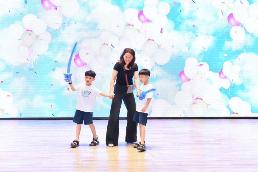 活动现场,参与家庭带来了萌趣十足的T台秀表演,孩子们天真可爱的模样赢得了阵阵掌声。科空员工也准备了大合唱节目,用歌声表达对科室十年历程的祝福和对未来美好的期待