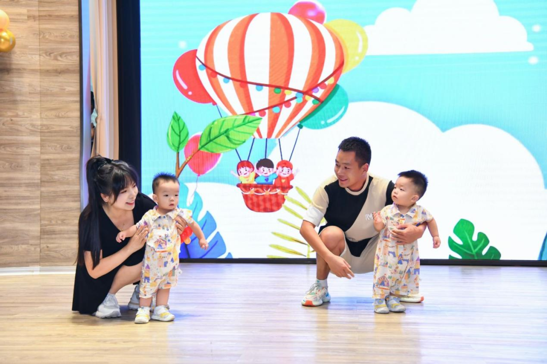 活动现场,参与家庭带来了萌趣十足的T台秀表演,孩子们天真可爱的模样赢得了阵阵掌声。科空员工也准备了大合唱节目,用歌声表达对科室十年历程的祝福和对未来美好的期待