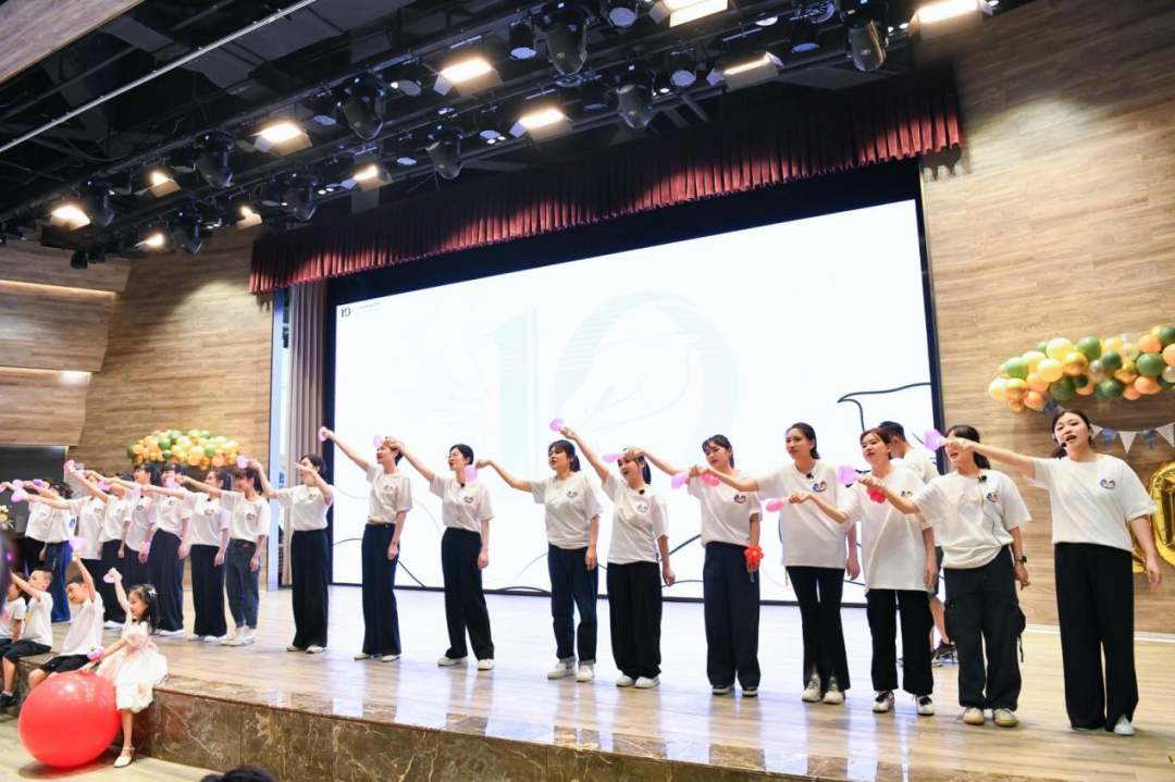 活动现场,参与家庭带来了萌趣十足的T台秀表演,孩子们天真可爱的模样赢得了阵阵掌声。科空员工也准备了大合唱节目,用歌声表达对科室十年历程的祝福和对未来美好的期待