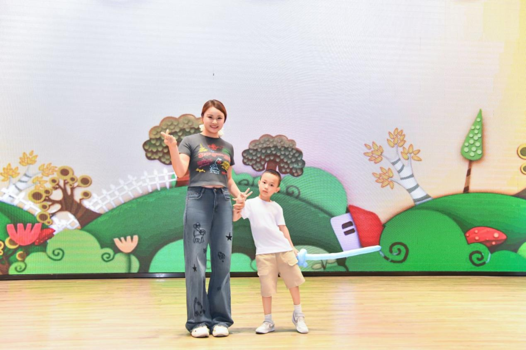 活动现场,参与家庭带来了萌趣十足的T台秀表演,孩子们天真可爱的模样赢得了阵阵掌声。科空员工也准备了大合唱节目,用歌声表达对科室十年历程的祝福和对未来美好的期待