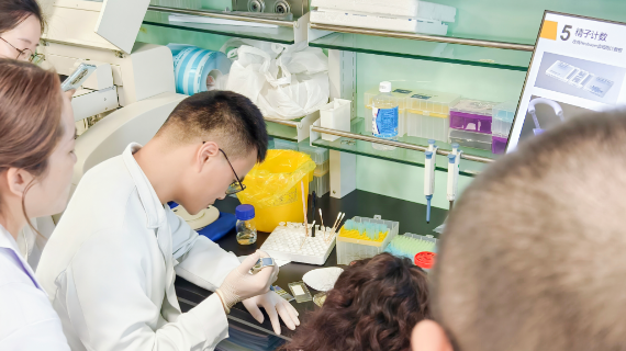 9月12日下午至9月13日上午,《WHO人类精液检查与处理实验室手册》(第五版/第六版)的翻译和培训团队成员、国家卫健委科研所王晓尉老师、郭颖老师、傅龙龙老师与四川锦欣西囡妇女儿童医院男科实验室贾红军老师、邱青虹老师为学员进行了实验操作培训,并就操作中遇到的疑难问题展开了讨论 9月12日下午至9月13日上午,《WHO人类精液检查与处理实验室手册》(第五版/第六版)的翻译和培训团队成员、国家卫健委科研所王晓尉老师、郭颖老师、傅龙龙老师与四川锦欣西囡妇女儿童医院男科实验室贾红军老师、邱青虹老师为学员进行了实验操作培训,并就操作中遇到的疑难问题展开了讨论