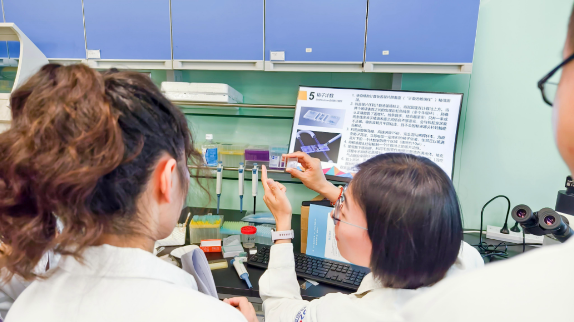 9月12日下午至9月13日上午,《WHO人类精液检查与处理实验室手册》(第五版/第六版)的翻译和培训团队成员、国家卫健委科研所王晓尉老师、郭颖老师、傅龙龙老师与四川锦欣西囡妇女儿童医院男科实验室贾红军老师、邱青虹老师为学员进行了实验操作培训,并就操作中遇到的疑难问题展开了讨论 9月12日下午至9月13日上午,《WHO人类精液检查与处理实验室手册》(第五版/第六版)的翻译和培训团队成员、国家卫健委科研所王晓尉老师、郭颖老师、傅龙龙老师与四川锦欣西囡妇女儿童医院男科实验室贾红军老师、邱青虹老师为学员进行了实验操作培训,并就操作中遇到的疑难问题展开了讨论