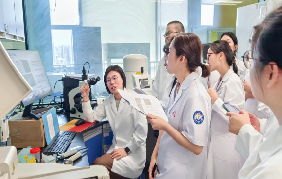 9月12日下午至9月13日上午,《WHO人类精液检查与处理实验室手册》(第五版/第六版)的翻译和培训团队成员、国家卫健委科研所王晓尉老师、郭颖老师、傅龙龙老师与四川锦欣西囡妇女儿童医院男科实验室贾红军老师、邱青虹老师为学员进行了实验操作培训,并就操作中遇到的疑难问题展开了讨论 9月12日下午至9月13日上午,《WHO人类精液检查与处理实验室手册》(第五版/第六版)的翻译和培训团队成员、国家卫健委科研所王晓尉老师、郭颖老师、傅龙龙老师与四川锦欣西囡妇女儿童医院男科实验室贾红军老师、邱青虹老师为学员进行了实验操作培训,并就操作中遇到的疑难问题展开了讨论