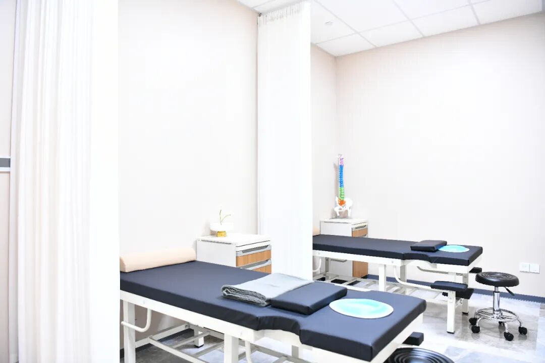 由此,我们不仅关注您脊柱的形态结构,更关心它如何影响您的内在健康与外在状态,致力于为您提供科学且全面的健康解决方案,通过科学的调理和治疗,帮助您实现内外兼修,达到身心和谐。