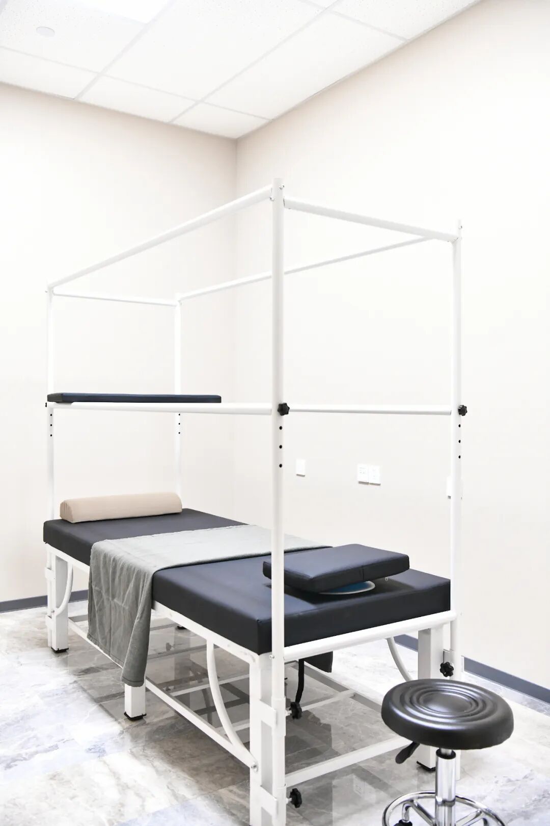 中心以针刺、推拿、正骨、艾灸、蜡疗、中药、贴敷等传统中医手法为核心治疗方式,结合现代医学评估体系,为每一位患者定制最适合的健康方案。通过精细化治疗,我们力求在恢复健康的同时,帮助您提升生活质量,延缓衰老,预防疾病。