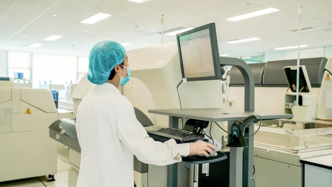 特需专设气动传输设备，血标本从采血窗口到实验室仅需 6 秒，避免标本损耗，检验准确率更高