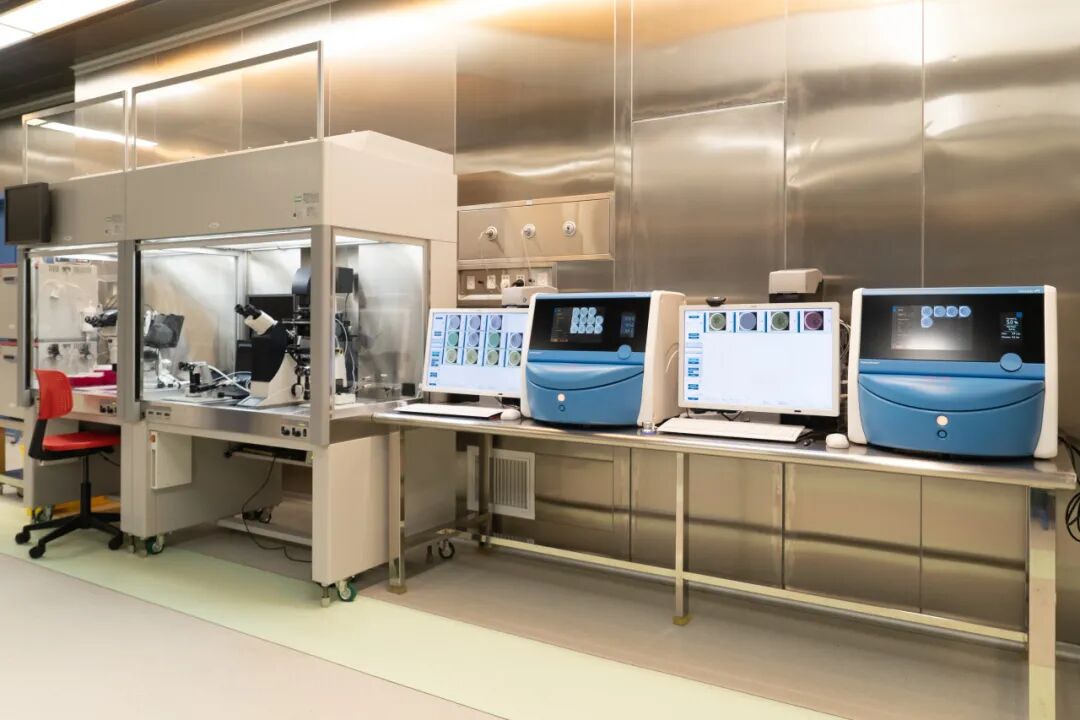 4 台胚胎时差观察系统，不用取出培养箱就能动态记录胚胎发育，像给胚胎拍 “成长视频”，帮医生选出最有活力的胚胎，种植率有效提升