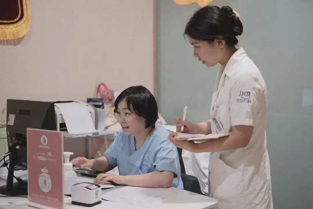 医学攻坚需要理性的严谨，而陪伴则需要感性的温度。为了给深陷困境的姐妹提供坚实的支撑，锦欣西囡全面升级服务内核，在顶级专家团队之外，为您配置了专职个案管理（Case Management）服务体系。